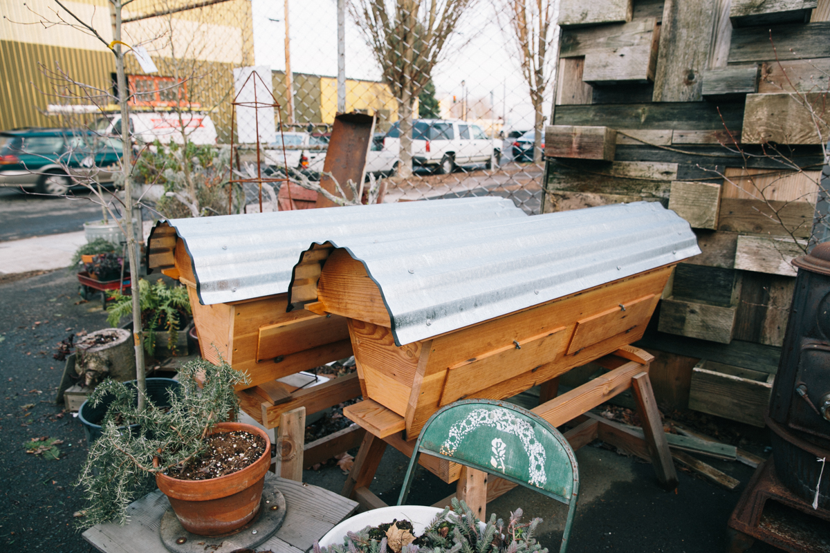 廃材でつくられた蜂の巣箱も売っている。
